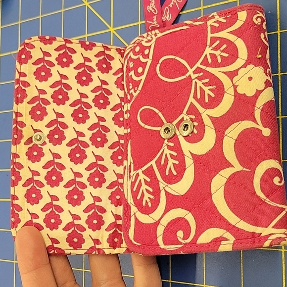 Vera Bradley Quilted Wallet 5.5 x 4 Closed - Picture 2 of 11